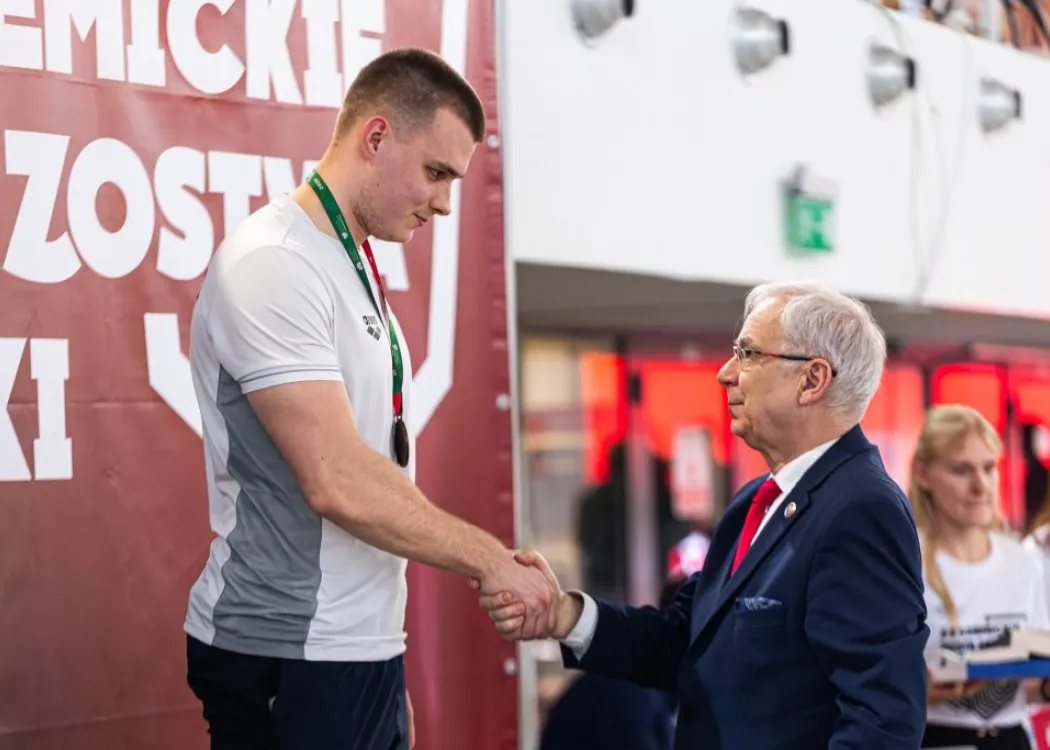 Marcel Tarasewicz odbiera na podium medal w Akademickich Mistrzostwach Polski w pływaniu 