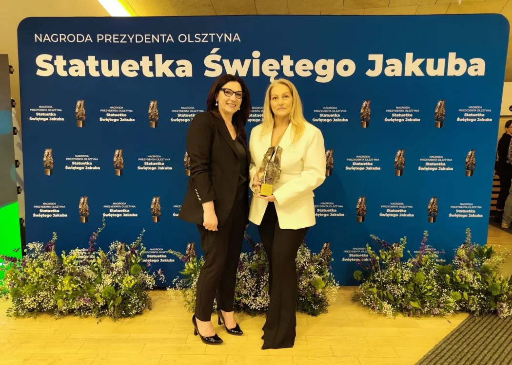 Prof. Mariola Grzybowska-Brzezińska i Aneta Piątkowska pozują ze Statuetką św. Jakuba