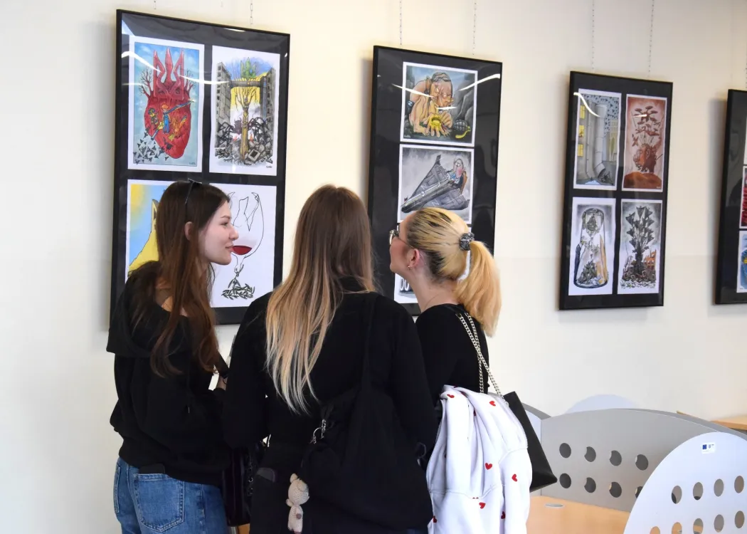 Młode kobiety oglądają wystawę w Bibliotece Uniwersyteckiej