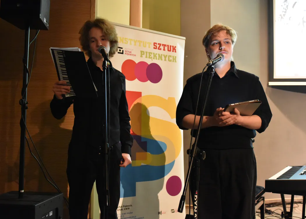 Prowadzący wiosenny koncert na Wydziale Sztuki