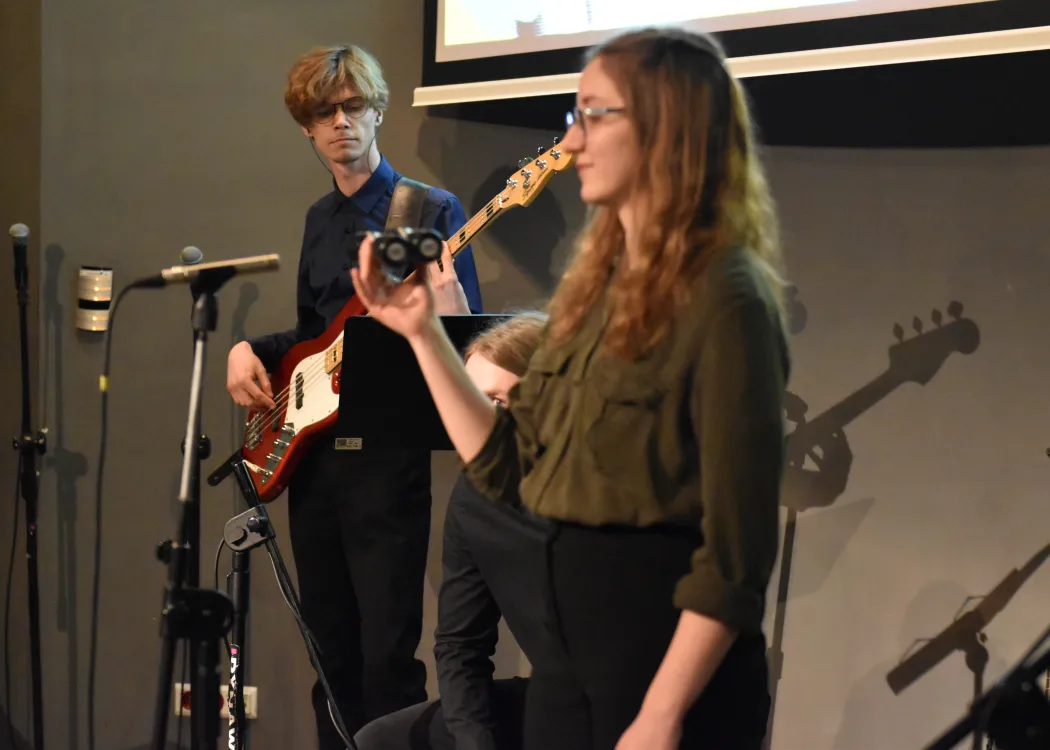 Studenci na scenie podczas koncertu