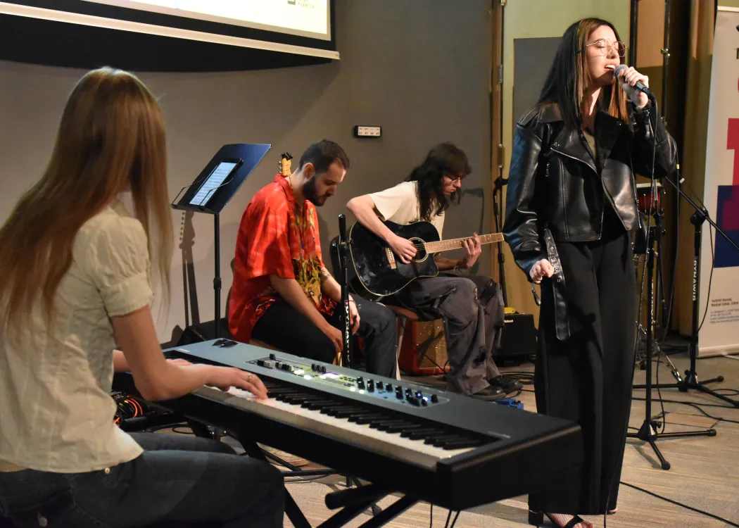 Studenci na scenie podczas koncertu 