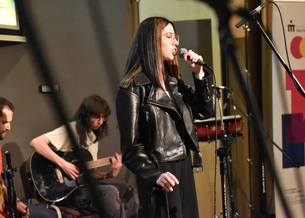 Studenci na scenie podczas koncertu 