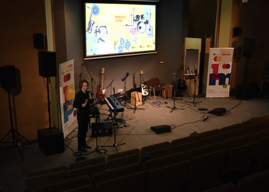 Studenci na scenie podczas koncertu 