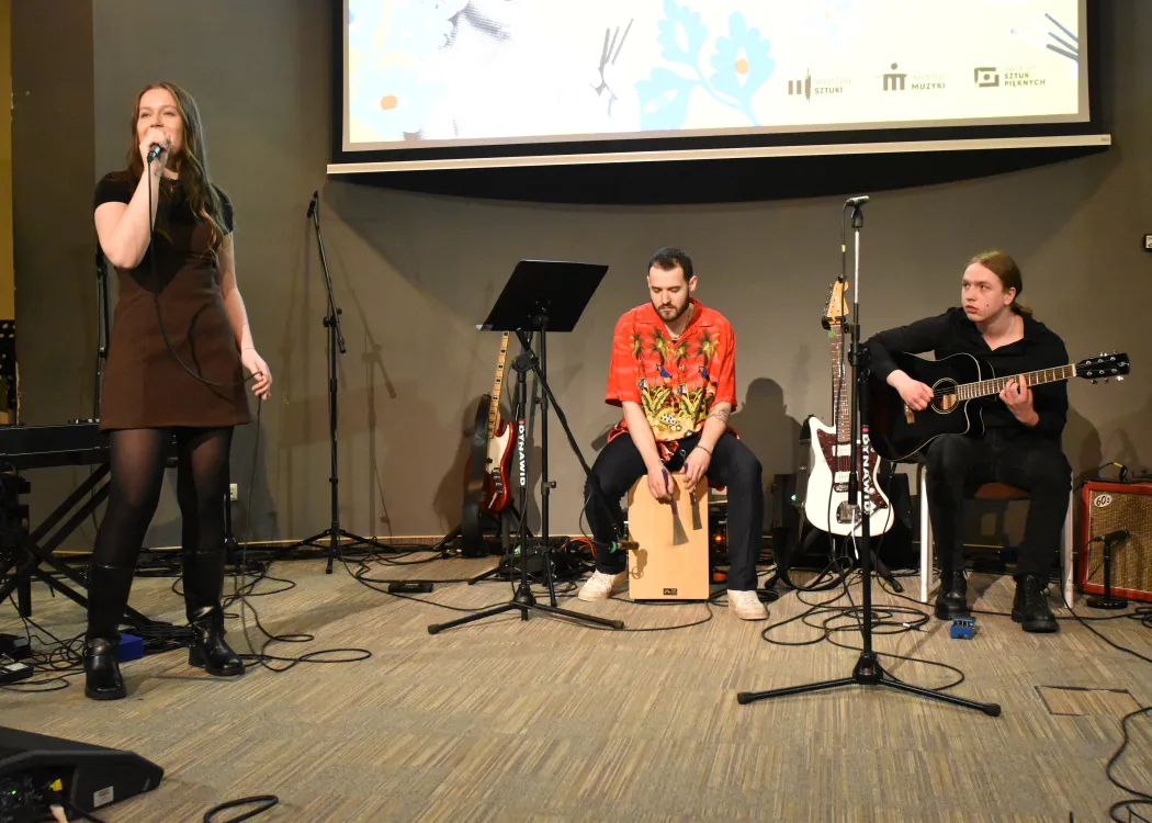 Studenci na scenie podczas koncertu 