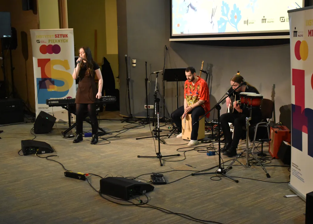 Studenci na scenie podczas koncertu 