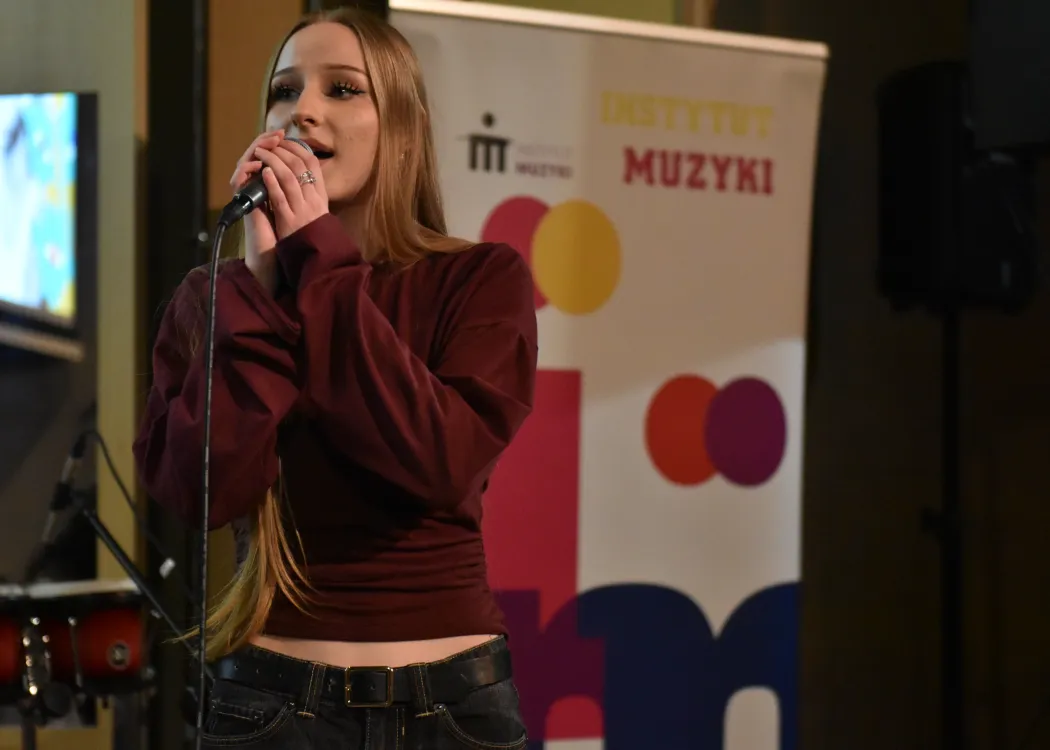 Studentka na scenie podczas koncertu 