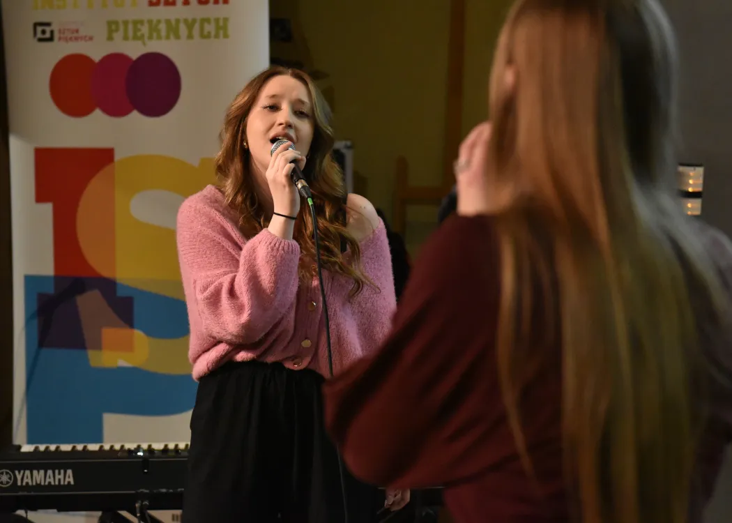 Studentki na scenie podczas koncertu 