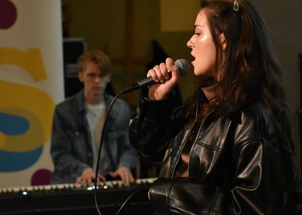 Studenci na scenie podczas koncertu 