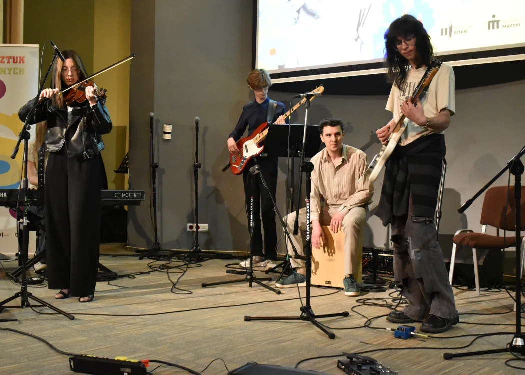 Studenci na scenie podczas koncertu 