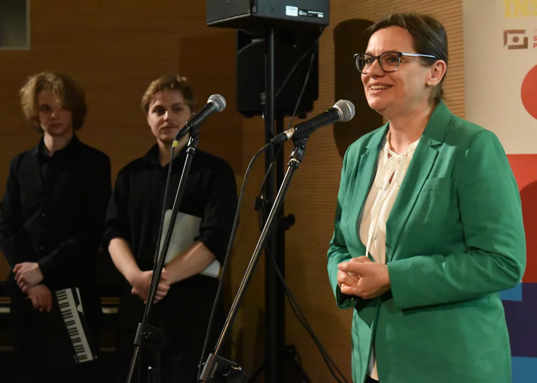 Prodziekan przemawia, obok prowadzący