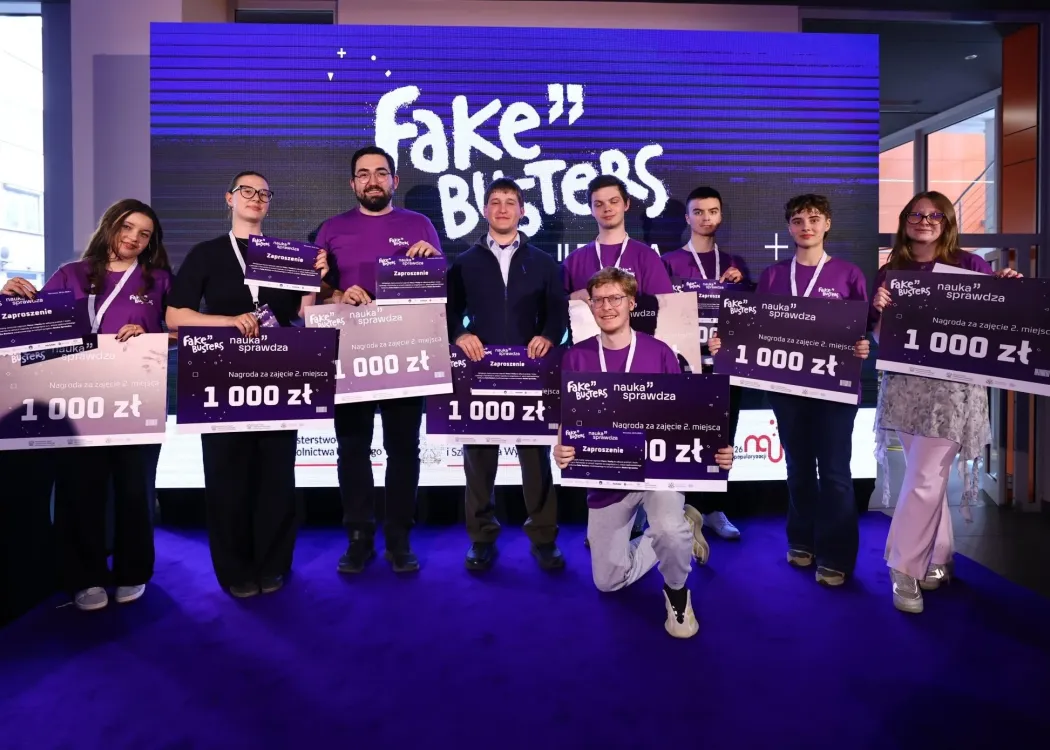 Zdobywcy II miejsca w konkursie „Fake Busters”. Dominik Godlewski jest trzeci od prawej strony (z tyłu)