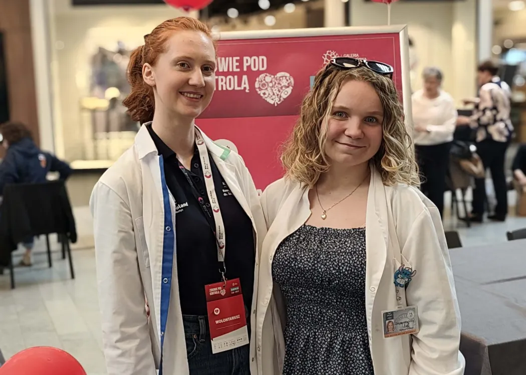 Dwie dziewczyny w fartuchach lekarskich 