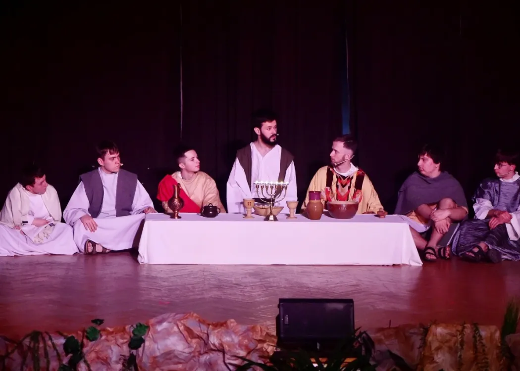 Misterium na Wydziale Teologii UWM: młodzież siedzi 