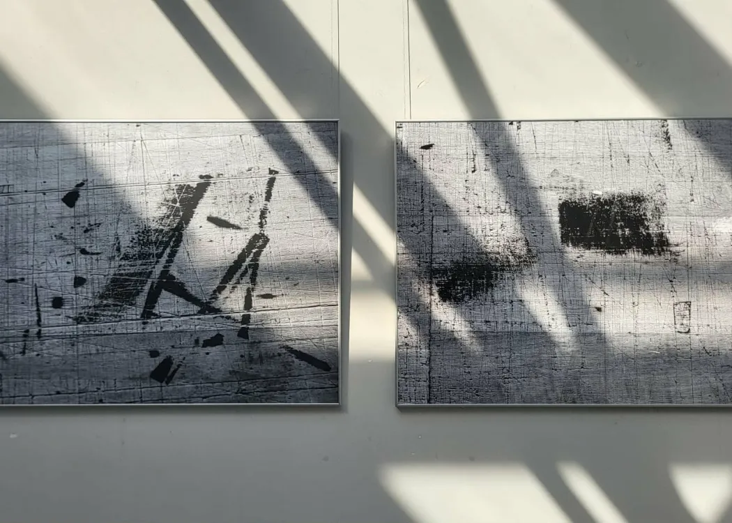 zdjęcie prac Roberta Rabieja wyeksponowanych na wystawie w Centrum Ekspozycyjnym Stara Kotłownia