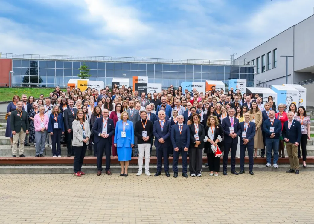 Przedstawiciele ChallengeEU pozują do zdjęcia