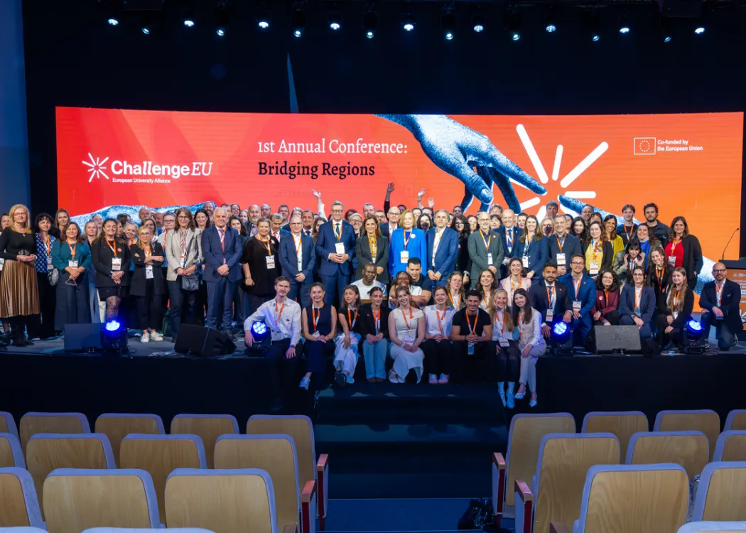 Zdjecie grupowe podczas konferencji sojuszu ChallengeEU
