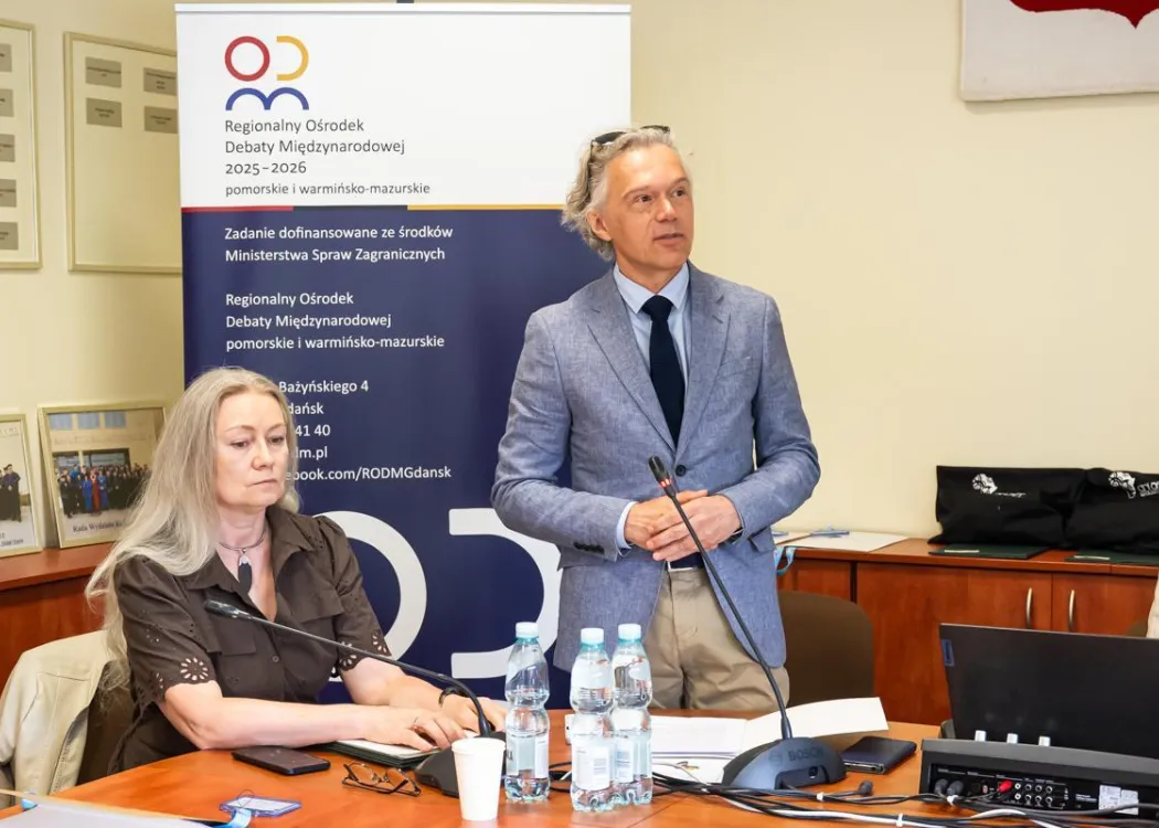 Dni Afryki w Olsztynie 2026: dziekan Wydziału Humanistycznego przemawia podczas oficjalnego otwarcia