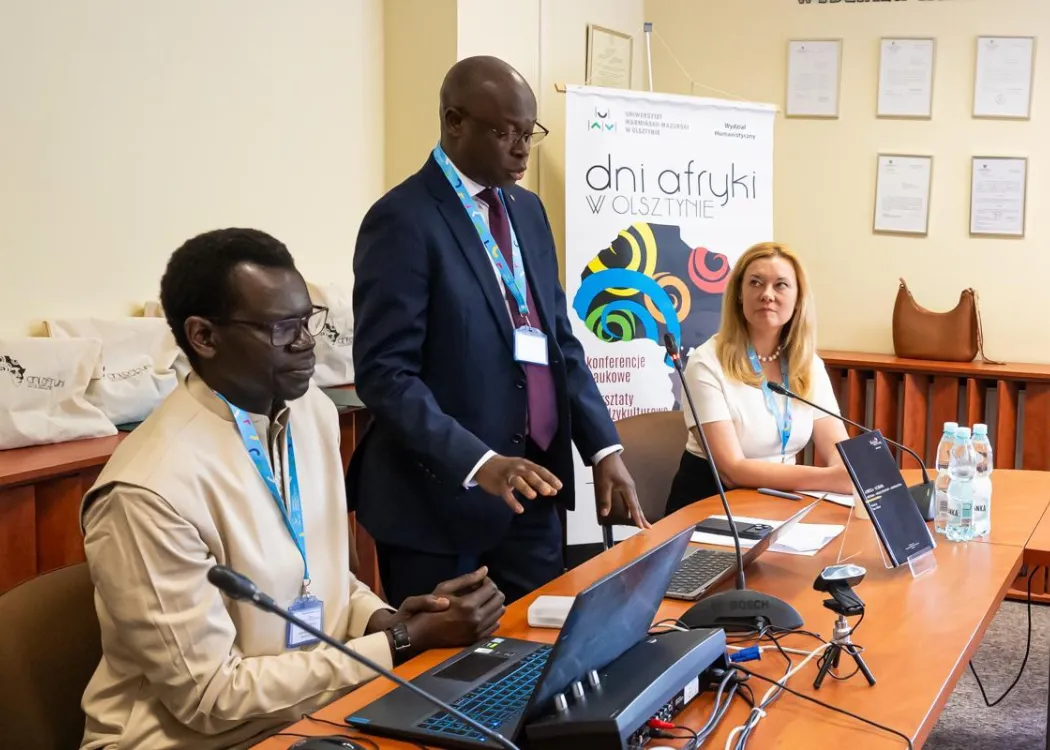 Dni Afryki w Olsztynie 2026: ambasador Senegalu w Polsce przemawia podczas oficjalnego otwarcia