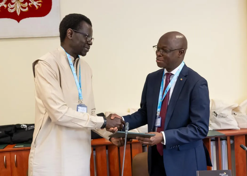 Dni Afryki w Olsztynie 2026: prof. Bara Ndiyae i ambasador Senegalu w Polsce ściskają sobie dłonie