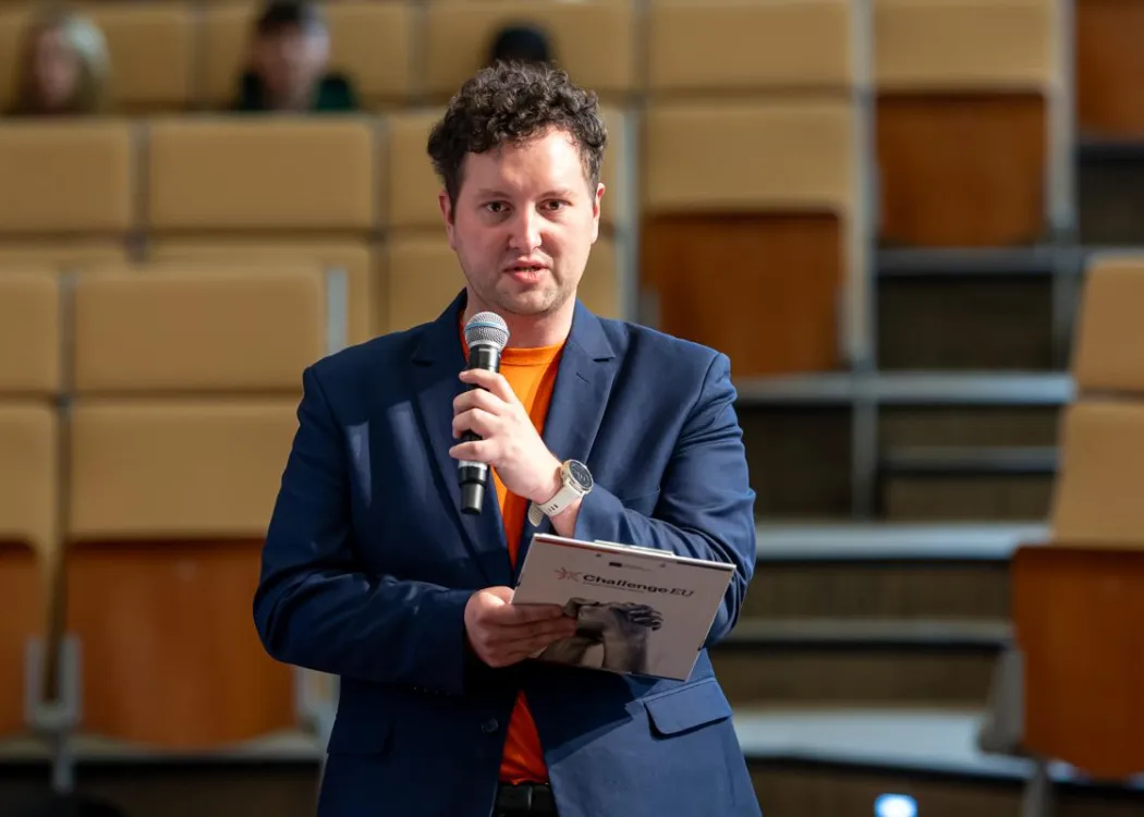 Debata "Human w digitalu" 2026: prowadzący debatę Mateusz Kossakowski 