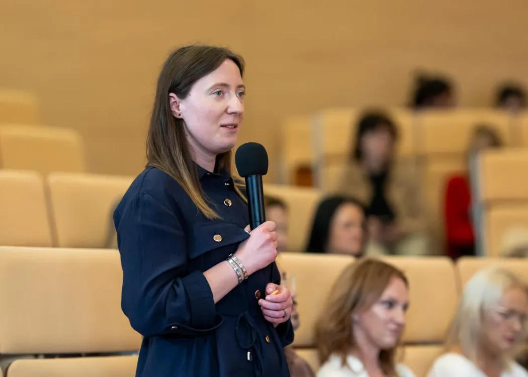 Debata "Human w digitalu" 2026: pracownica mediów UWM zadaje pytanie podczas dyskusji 
