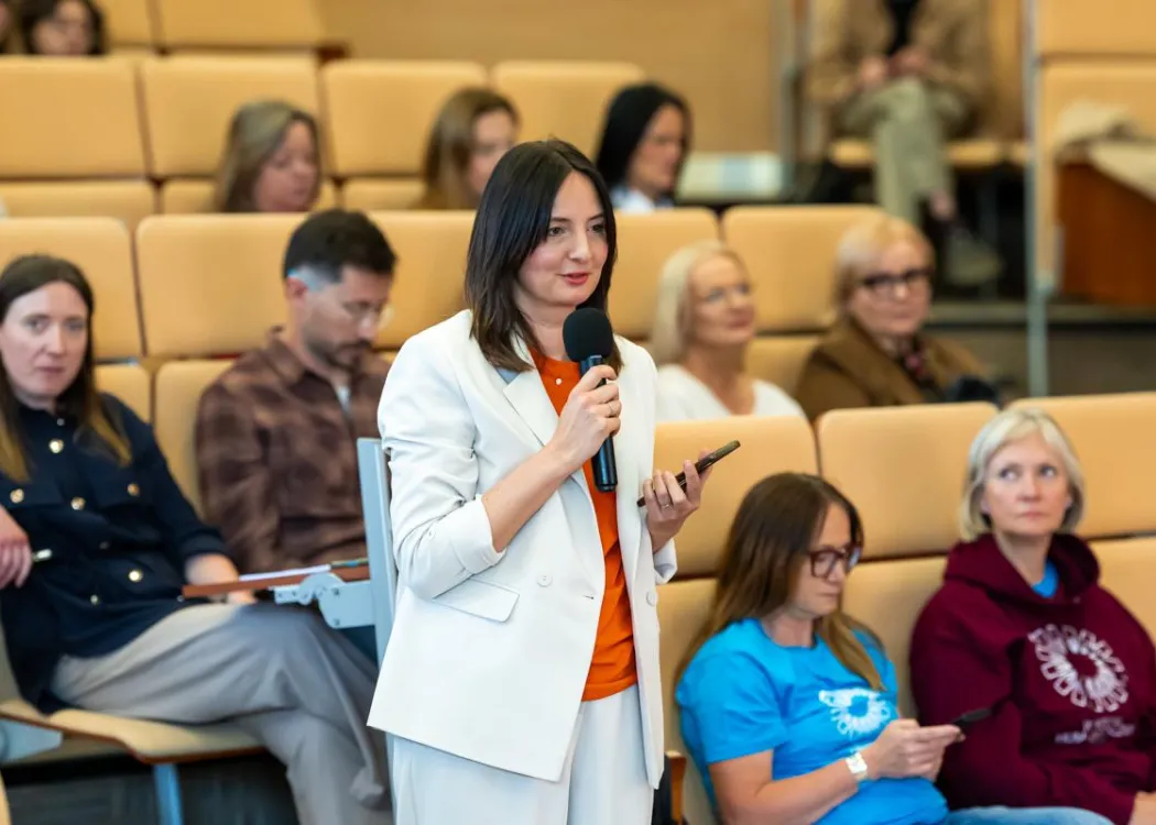 Debata "Human w digitalu" 2026: prof. Urszula Doliwa zadaje pytanie podczas dyskusji 