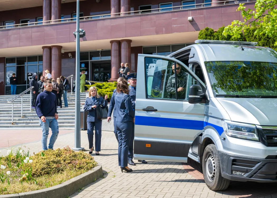 Targi Pracy UWM 2026: policjanci przez Biblioteką Uniwersytecką