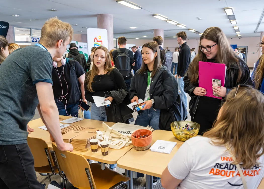 Targi Pracy UWM 2026: Uczestnicy targów przy jednym ze stoisk