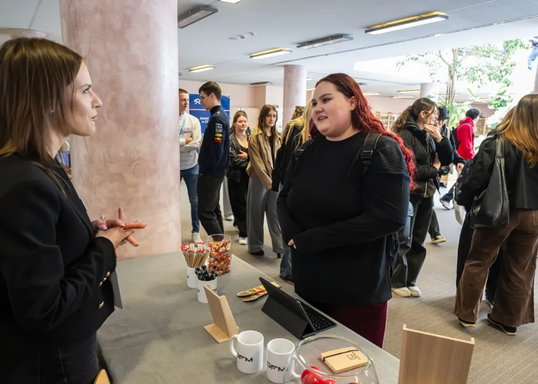 Targi Pracy UWM 2026: Uczestniczka targów przy jednym ze stoisk
