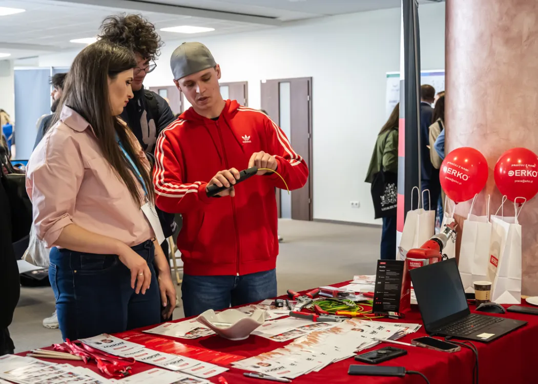 Targi Pracy UWM 2026: Uczestnicy targów przy jednym ze stoisk