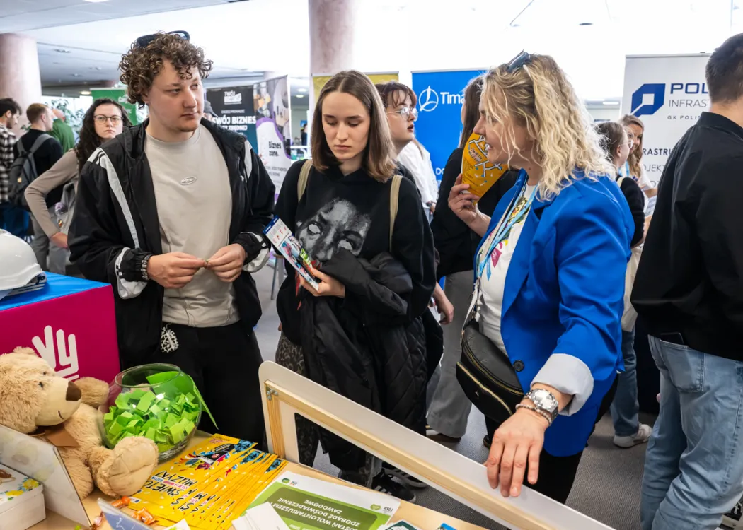 Targi Pracy UWM 2026: Uczestnicy targów przy jednym ze stoisk