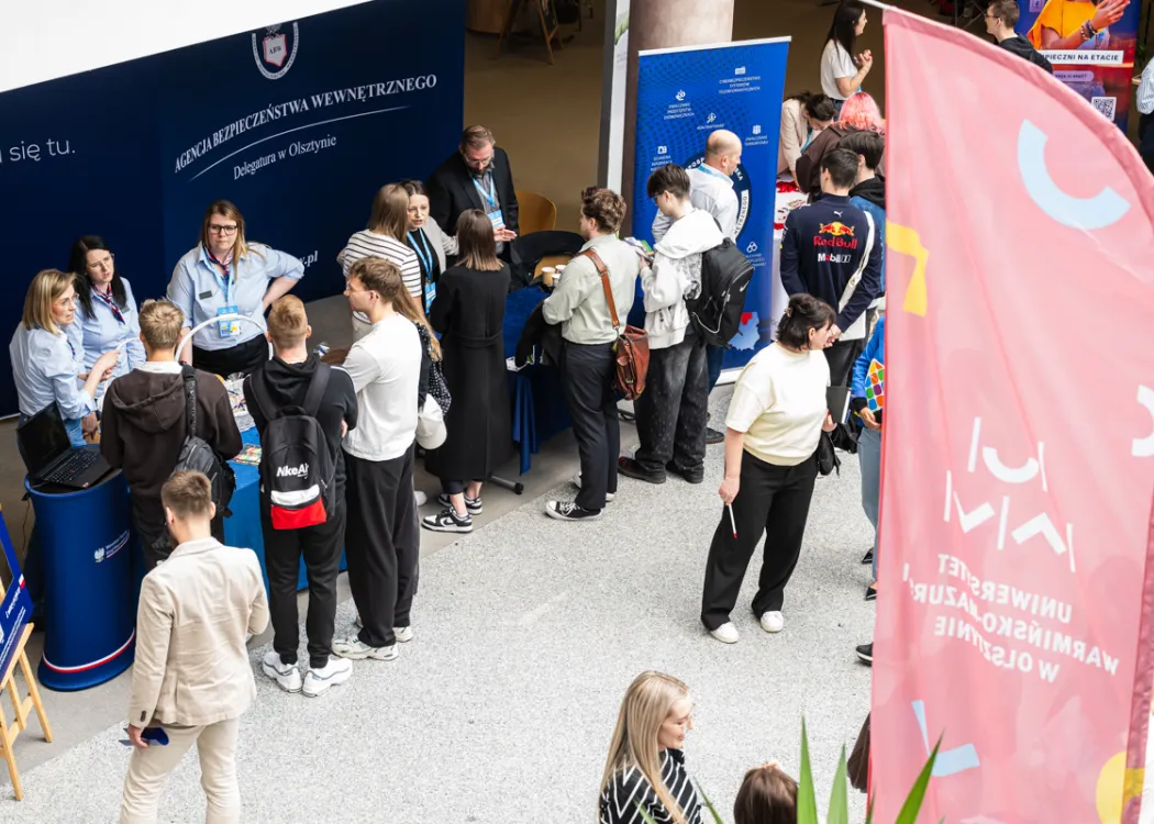 Targi Pracy UWM 2026: Uczestnicy targów przy jednym ze stoisk