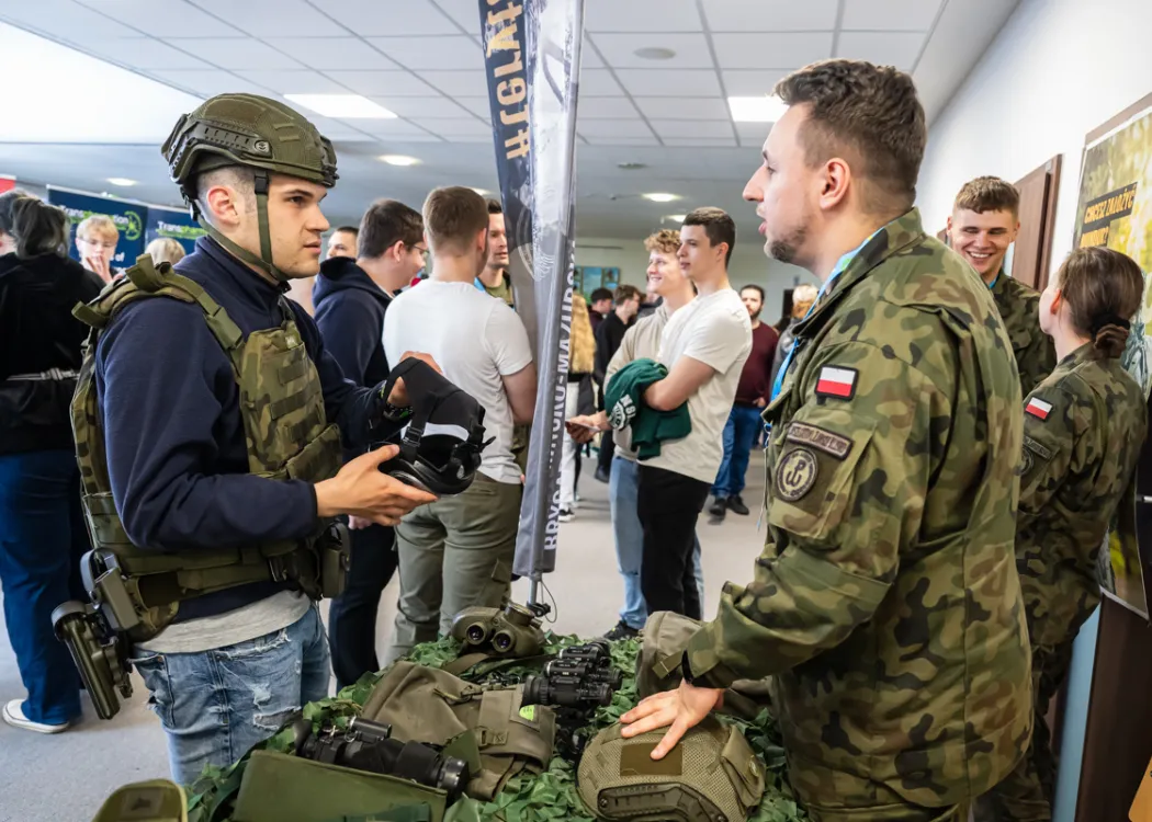Targi Pracy UWM 2026: Uczestnicy targów przy jednym ze stoisk