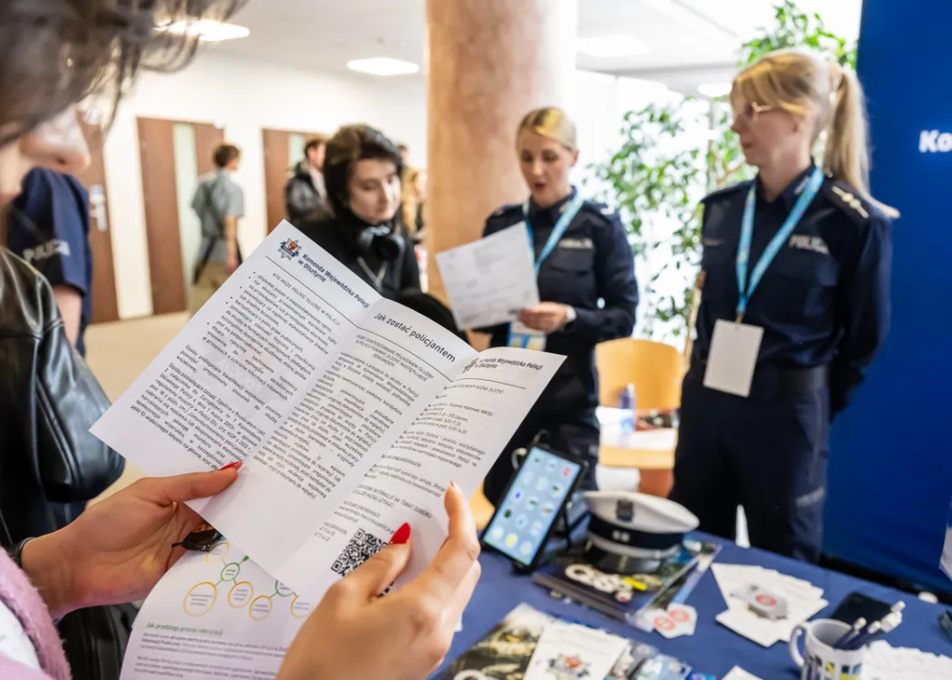 Targi Pracy UWM 2026: Uczestnicy targów przy jednym ze stoisk