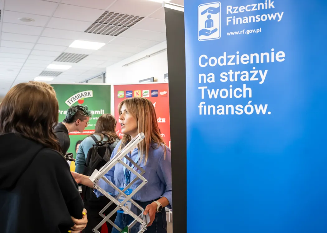 Targi Pracy UWM 2026: Uczestnicy targów przy jednym ze stoisk