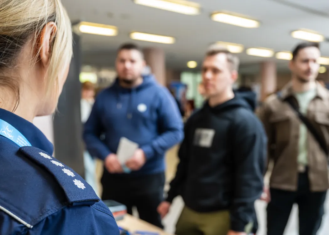 Targi Pracy UWM 2026: Uczestnicy targów przy jednym ze stoisk