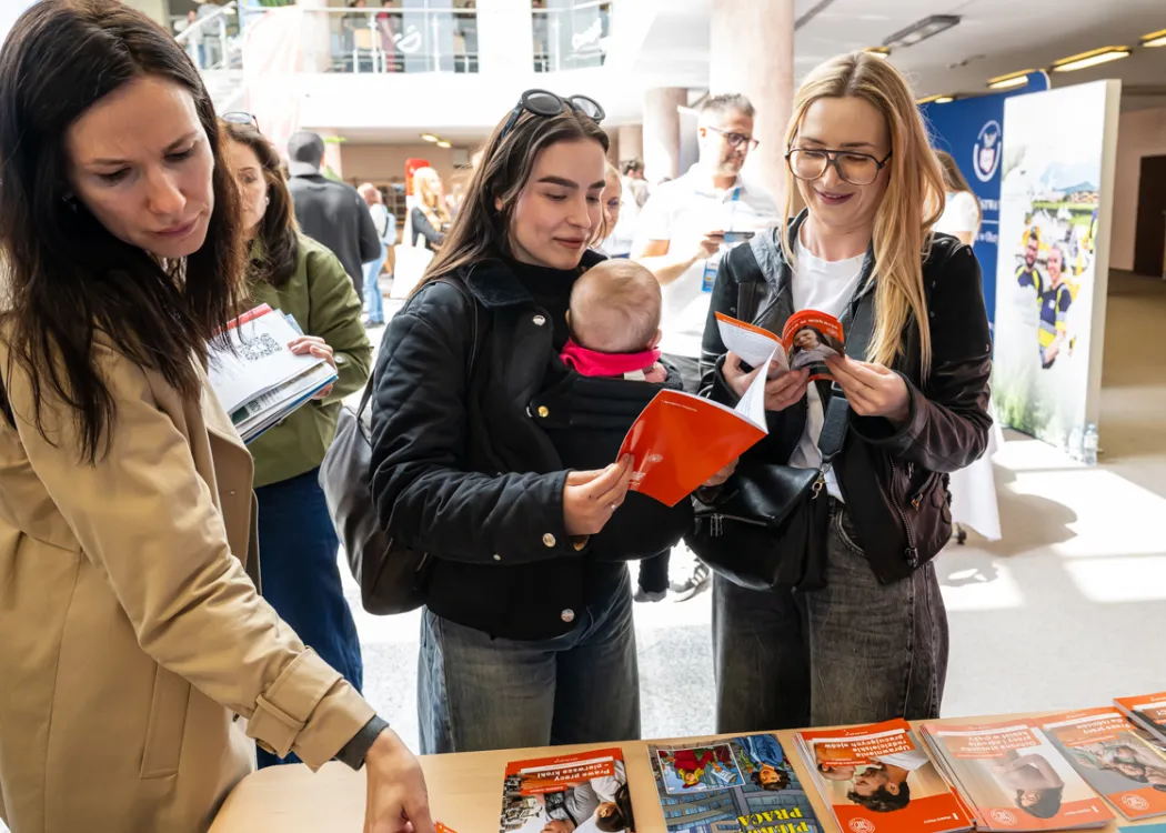 Targi Pracy UWM 2026: Uczestnicy targów przy jednym ze stoisk
