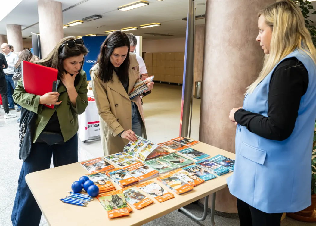 Targi Pracy UWM 2026: Uczestnicy targów przy jednym ze stoisk