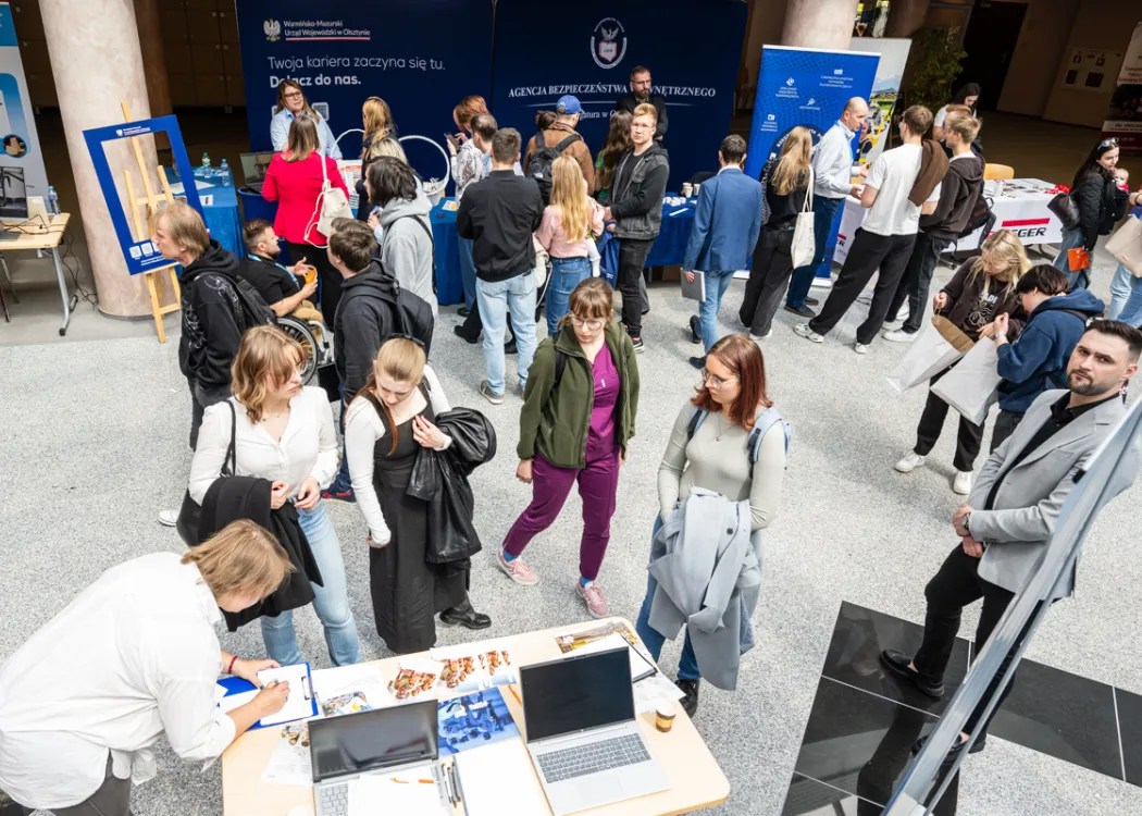 Targi Pracy UWM 2026: Uczestnicy targów przy jednym ze stoisk