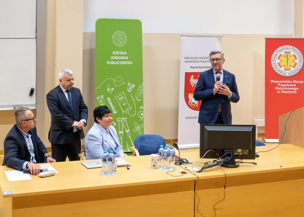 Rektor i organizatorzy seminarium dla ratowników medycznych 