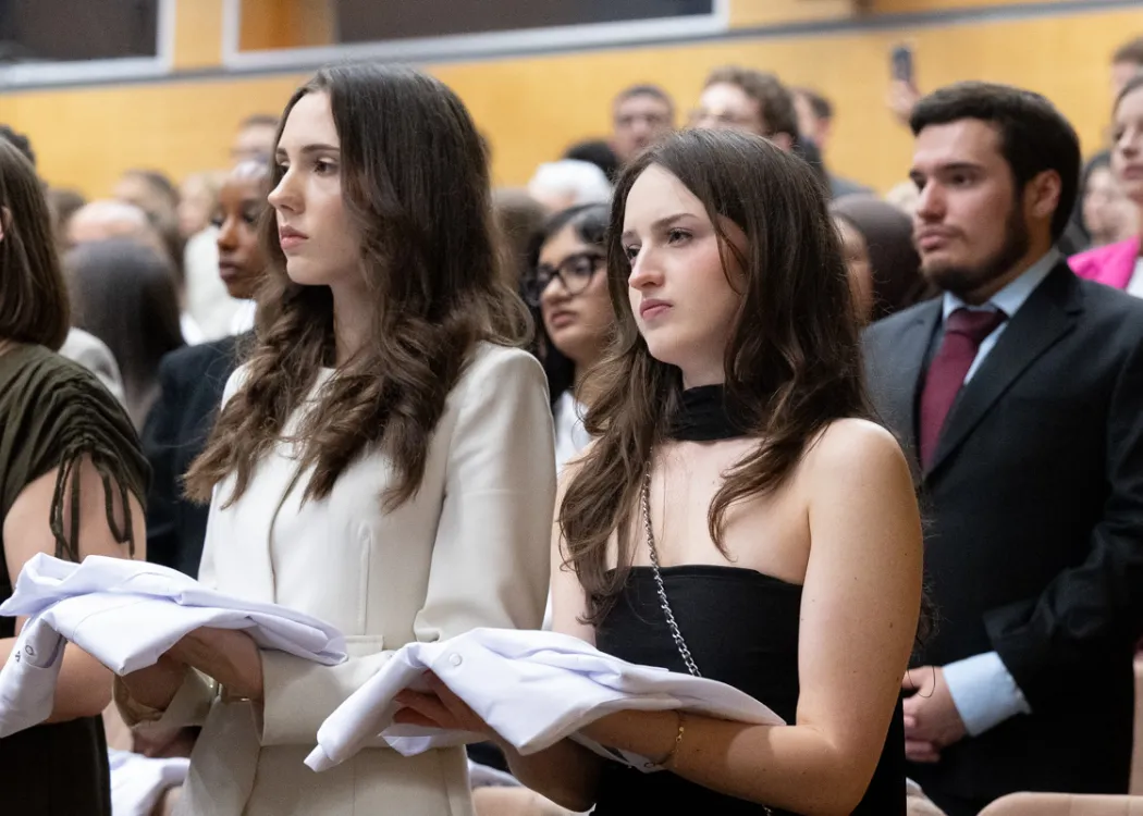 Biały Fartuch 2026 na UWM: studenci trzymają fartuchy w swoich dłoniach