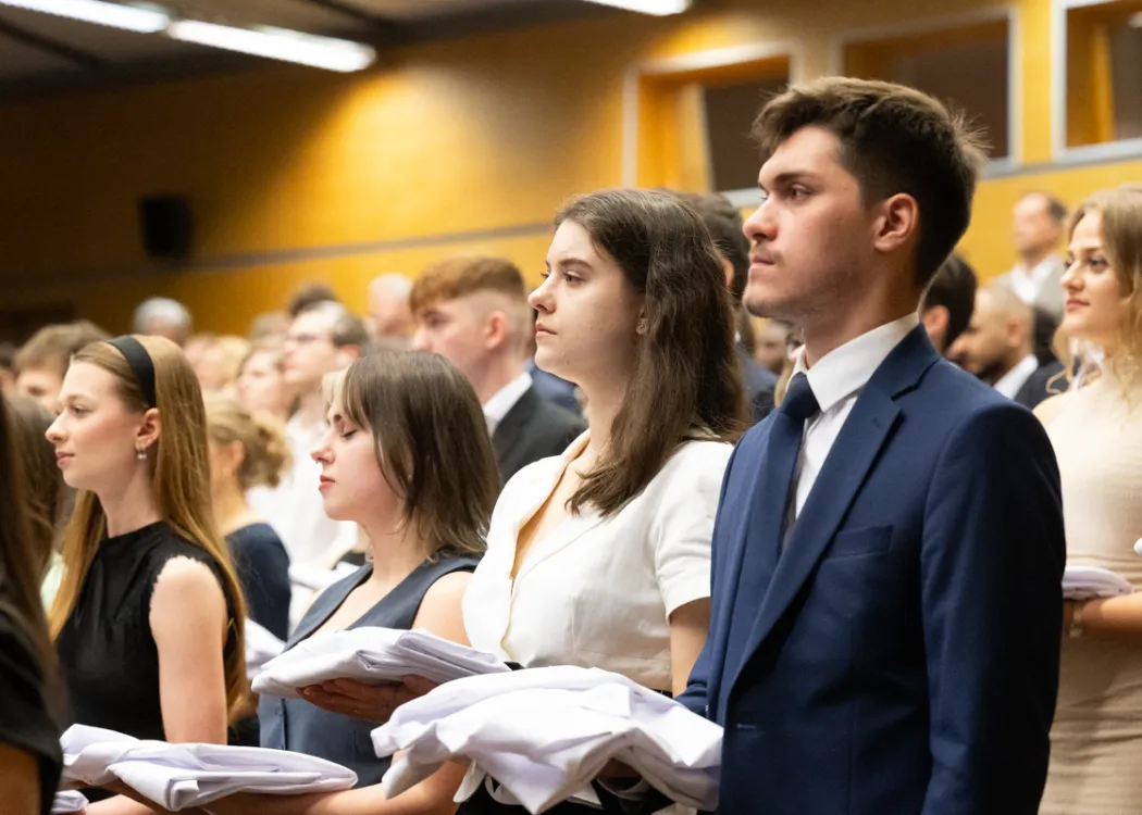 Biały Fartuch 2026 na UWM: studenci trzymają fartuchy w swoich dłoniach