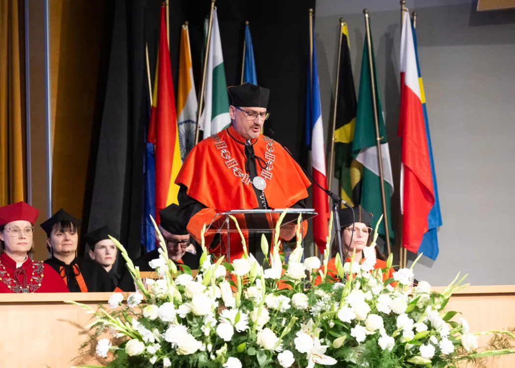 Biały Fartuch 2026 na UWM: prof. Leszek Gromadziński przemawia