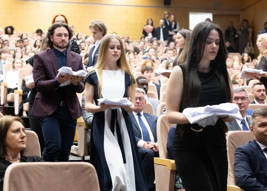 Biały Fartuch 2026 na UWM: studenci niosą swoje fartuchy