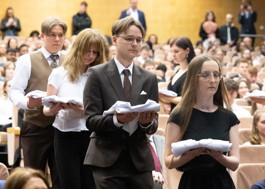 Biały Fartuch 2026 na UWM: studenci niosą swoje fartuchy