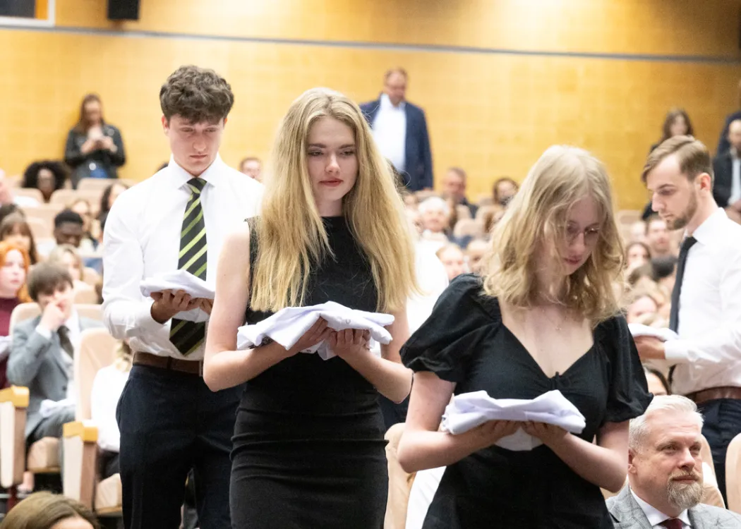 Biały Fartuch 2026 na UWM: studenci niosą swoje fartuchy