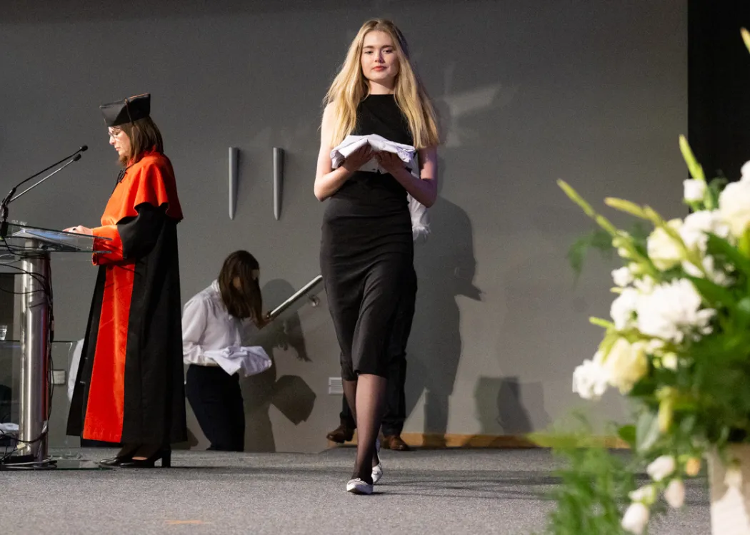 Biały Fartuch 2026 na UWM: studentka wchodzi na scenę