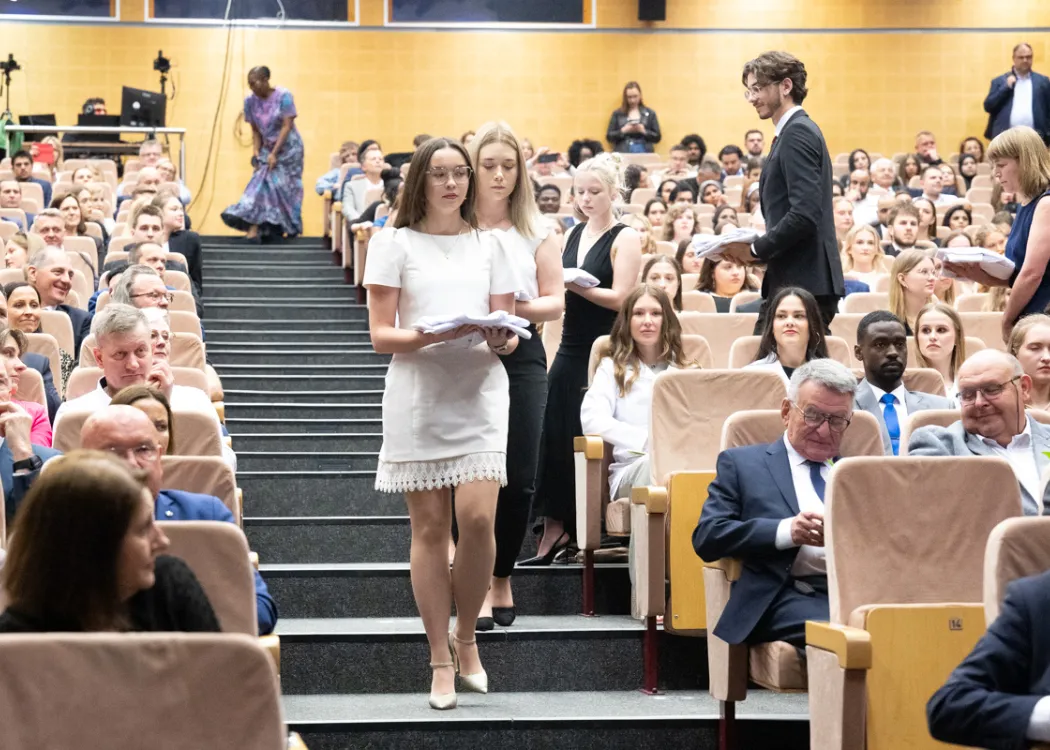 Biały Fartuch 2026 na UWM: studenci niosą swoje fartuchy