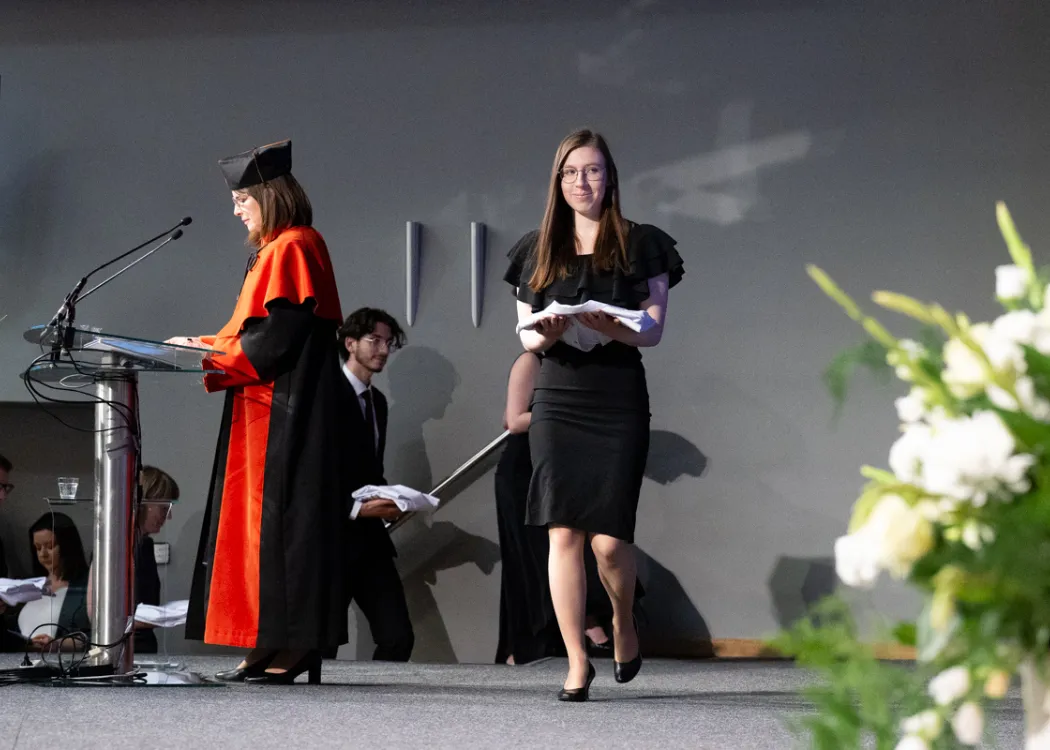 Biały Fartuch 2026 na UWM: studentka wchodzi na scenę
